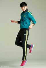 组图：李钟硕河智苑运动写真 活力四射笑容阳光