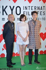 组图：长泽雅美笑容灿烂 上衣飘逸秀美腿