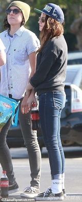 组图：暮光女素颜休闲装出街 拿可乐豪放对瓶吹