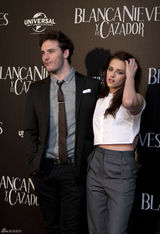 组图：克里斯汀-斯图尔特中性装扮亮相潮鞋抢眼