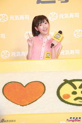 组图：AKB48渡边麻友访港大送飞吻 与粉丝握手