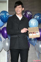 组图：温升豪35岁生日圆歌手梦 唱新歌回馈歌迷