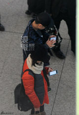 组图：林志颖头戴Kimi专属帽 墨镜遮面秀潮范儿