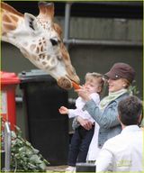幻灯图：妮可基德曼携女游玩动物园向长颈鹿喂食