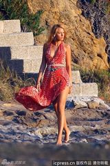 组图：莱弗利海滩漫步清凉秀美腿 蝴蝶纹身性感曝光