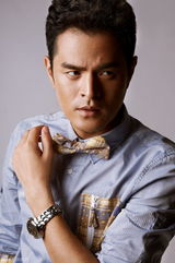 组图：《二叔》边原温暖写真 与剧中判若两人