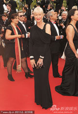 幻灯图集：海伦-米伦携丈夫恩爱亮相戛纳红毯