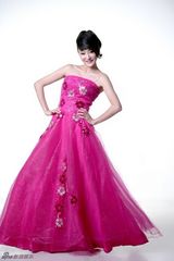 组图：新生代偶像桐溪变身红裙佳人 为国庆而舞