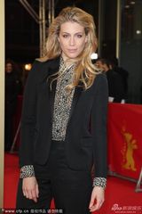 组图：《伊夫圣罗兰传》首映 女星撅臀秀乳抢镜