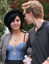 高清组图：凡妮莎-哈金斯街拍牛仔拼接裙搭黑帽