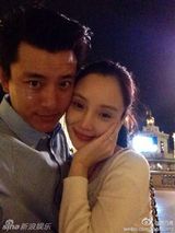 组图：李小璐贾乃亮携女美国度假 奢华房车曝光