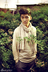 组图：路宏森林系写真曝光 魅力深邃展阳光笑容