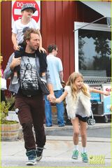 组图：酷玩主唱背儿带女逛超市 酷帅不再变萌爸