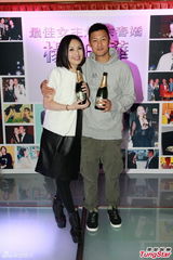 组图：杨千嬅自掏腰包宴请剧组贺封后