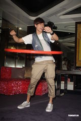 组图：东于哲台北摩铁宣传 坐裸女像脸红心跳