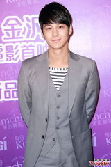 组图：金汎(金范)主持微电影首映 称咬女生手臂感尴尬