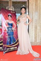 组图：张文慈黎燕珊出席活动比妩媚