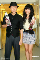 幻灯图：TVB8金曲颁奖落幕 容祖儿银装现身捧奖