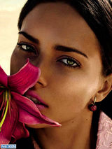 组图：巴西甜心利玛写真豪放 海滩如寂寞人鱼