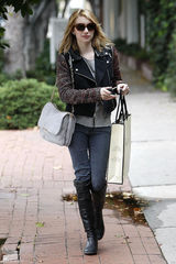 高清图：艾玛-罗伯茨街拍 拼接皮领夹克搭长靴