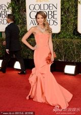 组图：辣妈杰西卡-艾尔芭橘裙惹眼烈焰红唇