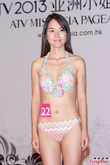 组图：亚姐泳装火辣秀胸 怪咖多女版王祖蓝现身