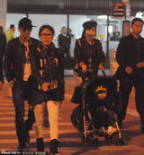 组图：林志颖携妻子全家现身 Kimi戴海军帽卖萌