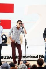 组图：梁家辉跳马舞赚人气 郭富城卖萌宣传《寒战》