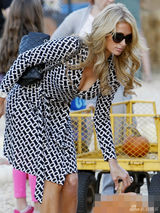 组图：希尔顿飞机场变丰满 俯身挤乳沟挑南瓜