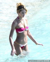 组图：超模坎蒂丝比基尼拍大片骚首弄姿晒翘臀