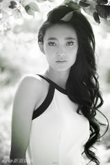 组图：王丽坤灰白大片享受独自旅行