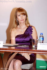 幻灯图：Jane Seymour香肩斜露 关注风湿性关节