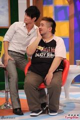 组图：拓也哥亮相《康熙》 小S下跪拜师