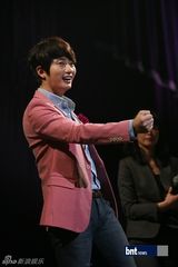 组图：朴施厚巡回见面会日本启动 苦练歌舞谢粉丝