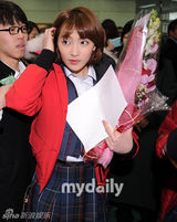 组图：Kara成员姜智英8日上午参加高中毕业典礼