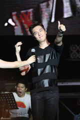 高清图：李敏镐北京曝私密档案 抛吻送拥抱