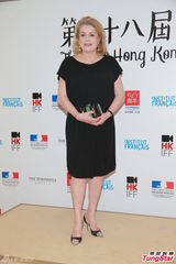 组图：法国影后新作曝光 最爱与女儿重逢一幕