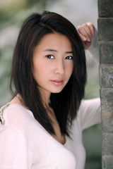 高清图：吕夏白衣忧郁动情 《生命》播后人气再升