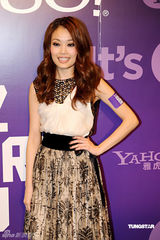 幻灯：众艺人获“网络搜寻人气大奖” 靓丽出席活动