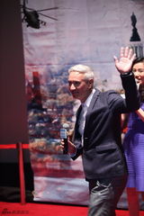 组图：《惊天危机》导演三毁白宫 秀水街买内衣