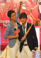 组图：张峻宁尹施允《面条》发布会现场卖萌