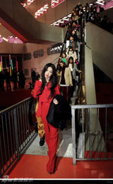 组图：朱珠巴黎大秀中国红 复古造型典雅迷人