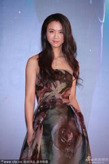 组图：汤唯牡丹裙艳丽争春 入围影后淡定抚秀发