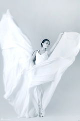 组图：周扬发布梦幻写真 裙角飞扬被赞真人芭比