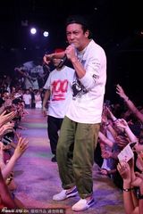 组图：陈冠希义乌夜店吸金50万卖力演出