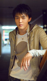 组图：沙峻冲演绎春日阳光 尽显型男风采