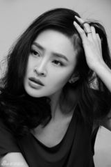 组图：于明加黑白写真演绎复古美人