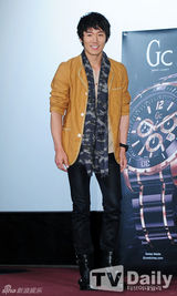 组图：韩星张赫办见面会 温柔笑容令粉丝着迷