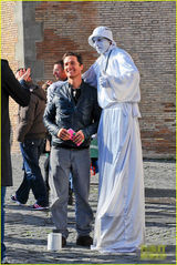 组图：马修-麦康纳带家人游罗马 四口其乐融融