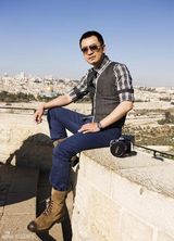 组图：黄海波游走以色列街头 休闲装展时尚魅力